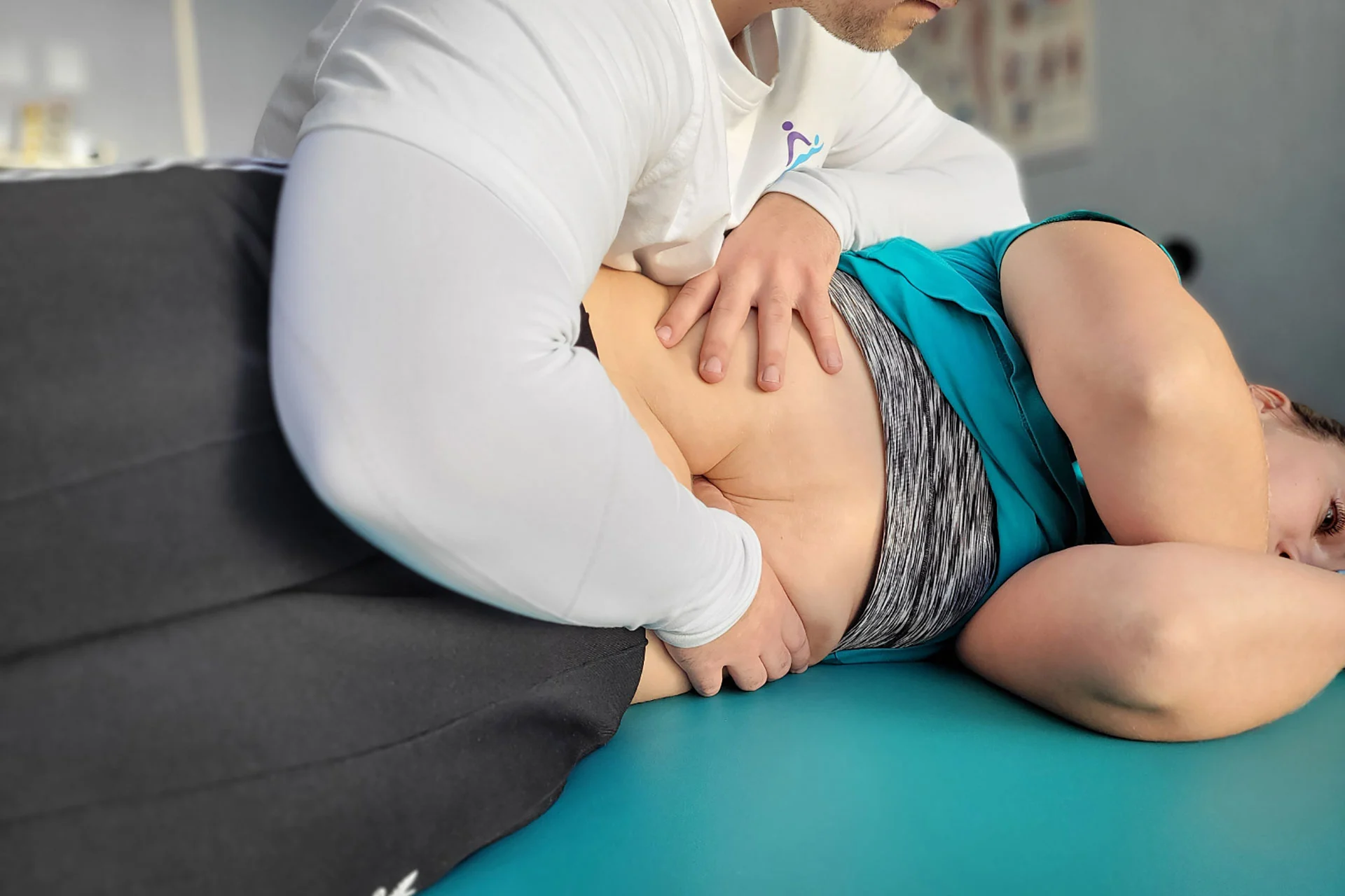 Physiotherapie Mandy Dannehl in Dessau Roßlau - Bereit für den Wandel – der erste Schritt zur Heilung. Sektoraler Heilpraktiker auch ohne ärztliche Verordnung. Physiotherapeut behandelt Patientin