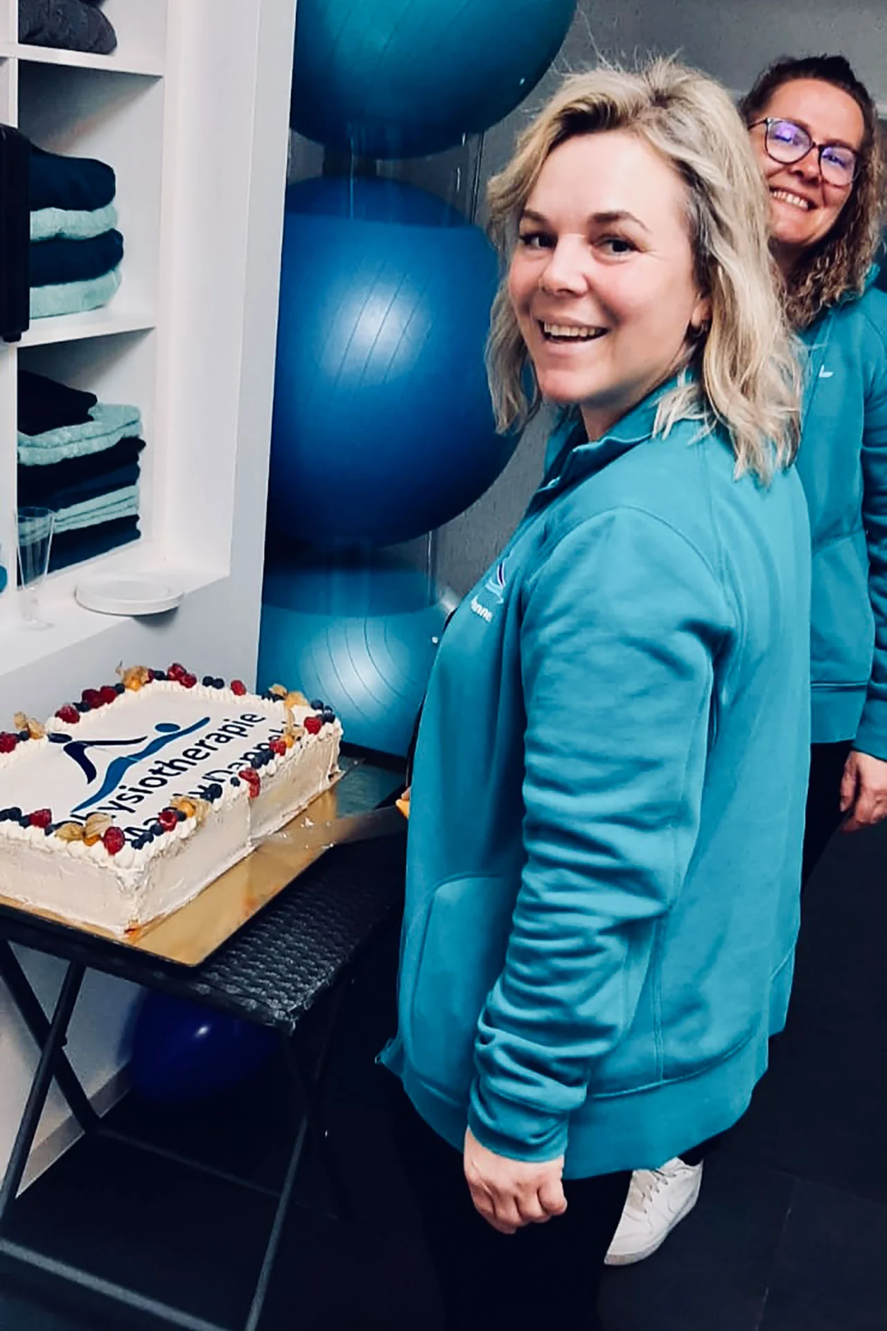 Physiotherapie Mandy Dannehl in Dessau Roßlau - Bereit für den Wandel – der erste Schritt zur Heilung. Wir suchen Verstärkung! Dein neuer Job als Physiotherapeut in einem wundervollen Team - Teil des Praxisteams vor Jubiläumstorte